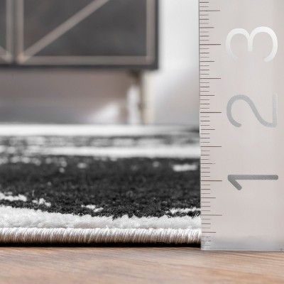 Black and White Serpent Design Synthetic Area Rug, 4' x 6'