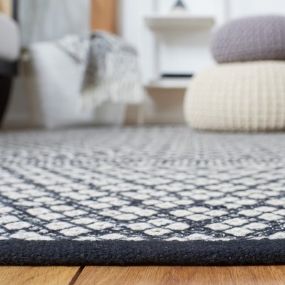 Handmade Black and Ivory Wool Flat Woven Reversible Rug, 4' x 6'