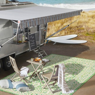 Sinjuri Cream/Green Medallion 4'x6' Synthetic Indoor/Outdoor Rug