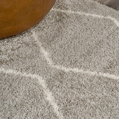 Catala Gray and Ivory Diamond Shag 5' x 8' Area Rug