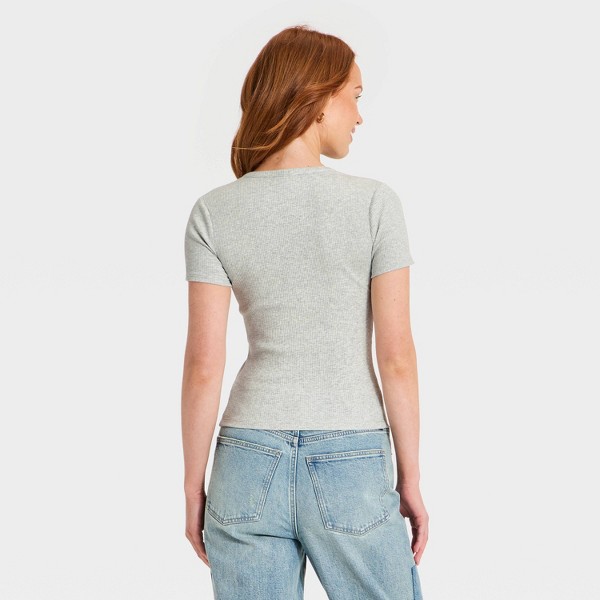 Camisa henley de mujer de manga corta con abertura en el cuello - Universal Thread™ 2