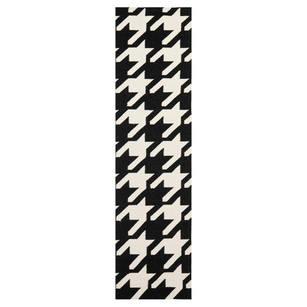 2'6inx8' Runner Madaket Flatweave Black/Ivory - Safavieh