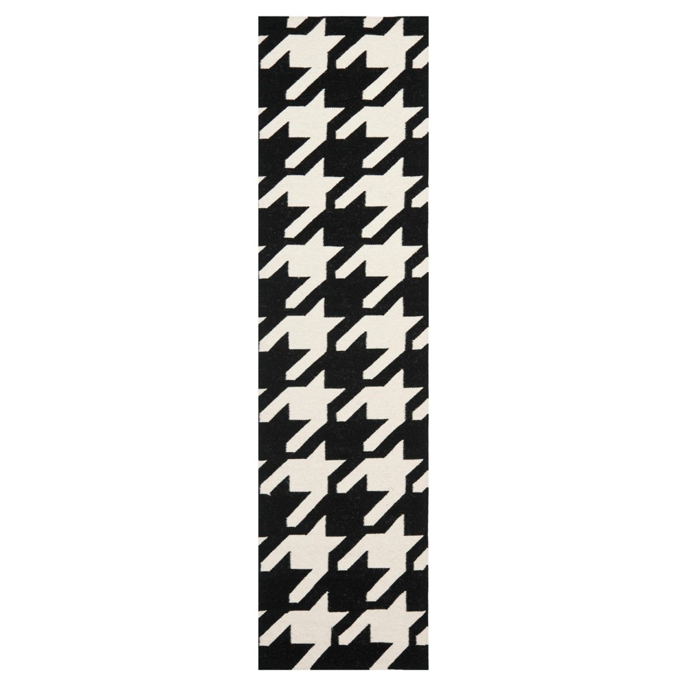 2'6inx8' Runner Madaket Flatweave Black/Ivory - Safavieh