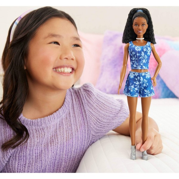 Muñeca Barbie Fashionistas #248 con Shorts Florales Azules, Top Floral Azul y Cabello Negro 2