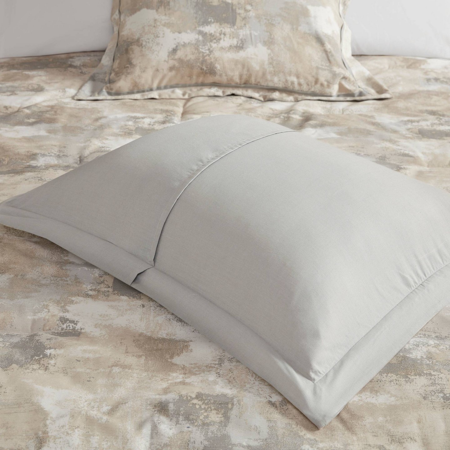 Комплект с одеялом Madison Park 7pc Queen Mist Comforter Set - Gray, Hypoallergenic, Modern Bedding, Embroidered Details, 3 Decorative Pillows, цвет: Серый — фото 7