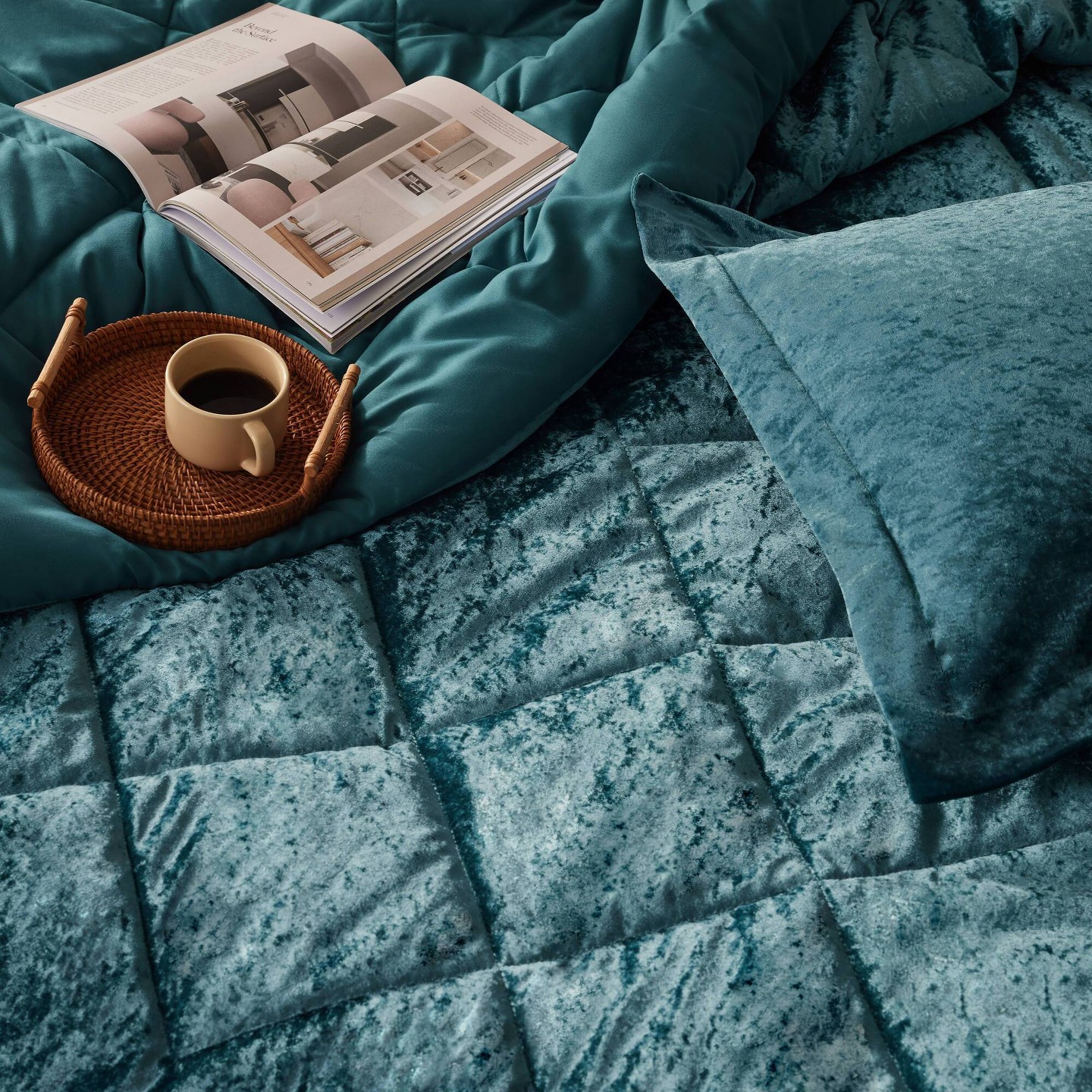 Комплект с одеялом Intelligent Design 4pc Full/Queen Alyssa Velvet Quilted Diamond Ultra Soft Comforter Set Teal: Luxury Glam Bedding, Hypoallergenic, Oeko-Tex Certified, цвет: Бирюзовый — фото 4
