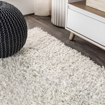 Luxurious White 5' x 8' Plush Shag Area Rug with Tassels