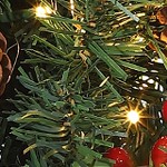 60cm 30 battery box light 4 pine cones 4 bunches of red fruit 1 tree top star