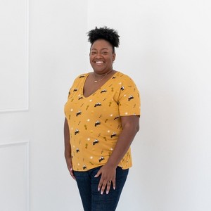 Women’s Relaxed Fit V-Neck in Hufflepuff™ - 1 of 3