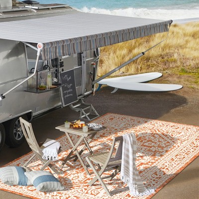 Sinjuri 4' x 6' Orange/Cream Synthetic Medallion Rug