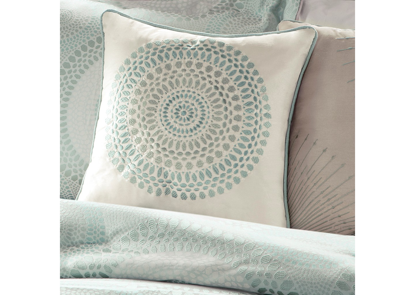 Комплект с одеялом Madison Park Grant 7 Piece Jacquard Comforter Set - Blue (Queen): Luxury Seafoam Geometric Pattern, Includes Decorative Pillows & Bed Skirt, цвет: Синий — фото 4