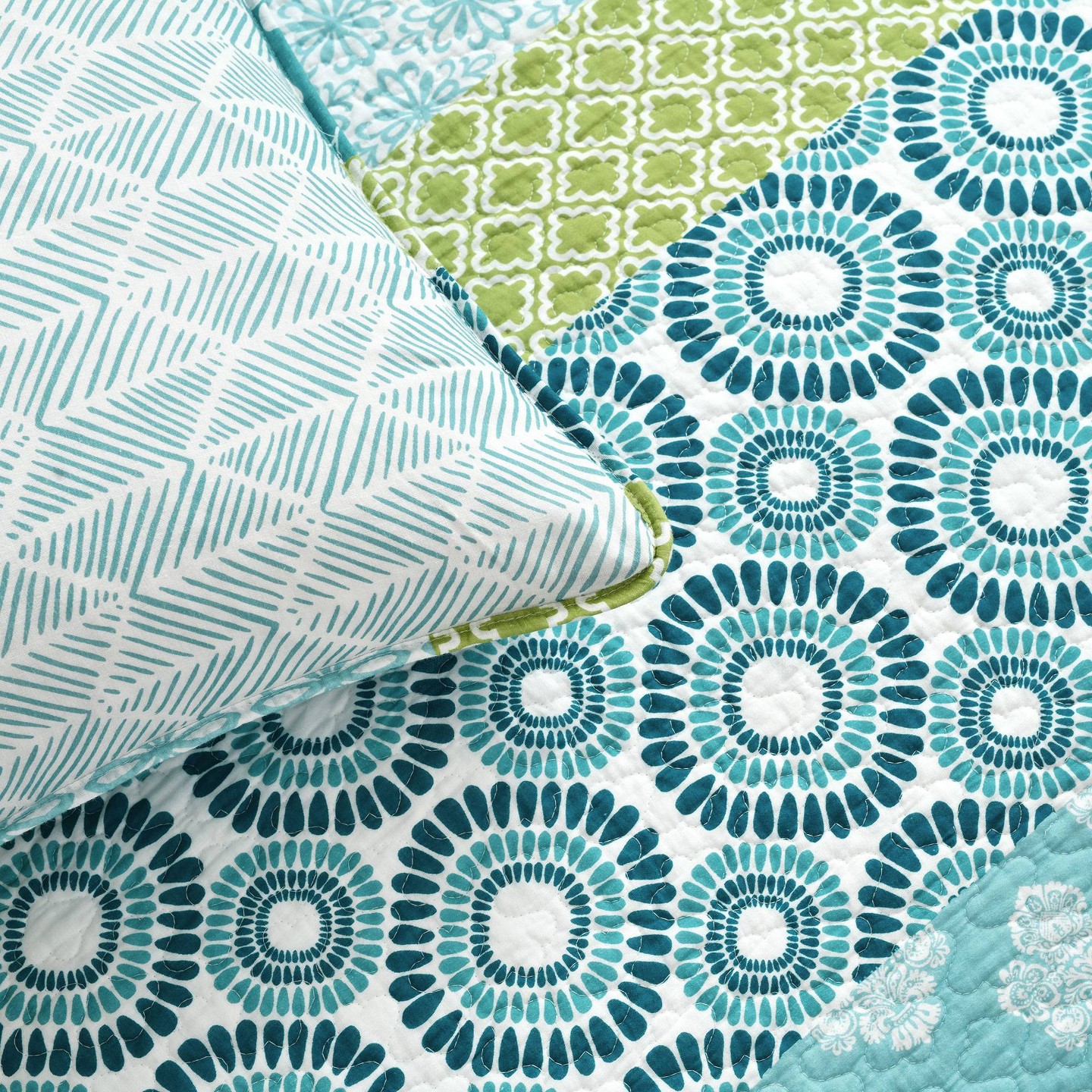 Постельное бельё Lush Decor 3pc Full/Queen Bohemian Striped Reversible Oversized Quilt Bedding Set Blue/Green - Lush Décor, цвет: Полосатый — фото 4