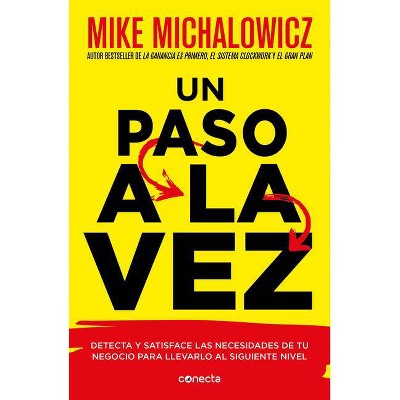 Un Paso a la Vez /Fix This Next - by  Mike Michalowicz (Paperback)