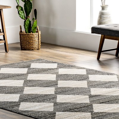 Gray and White Geometric Checker Tile 5' Area Rug