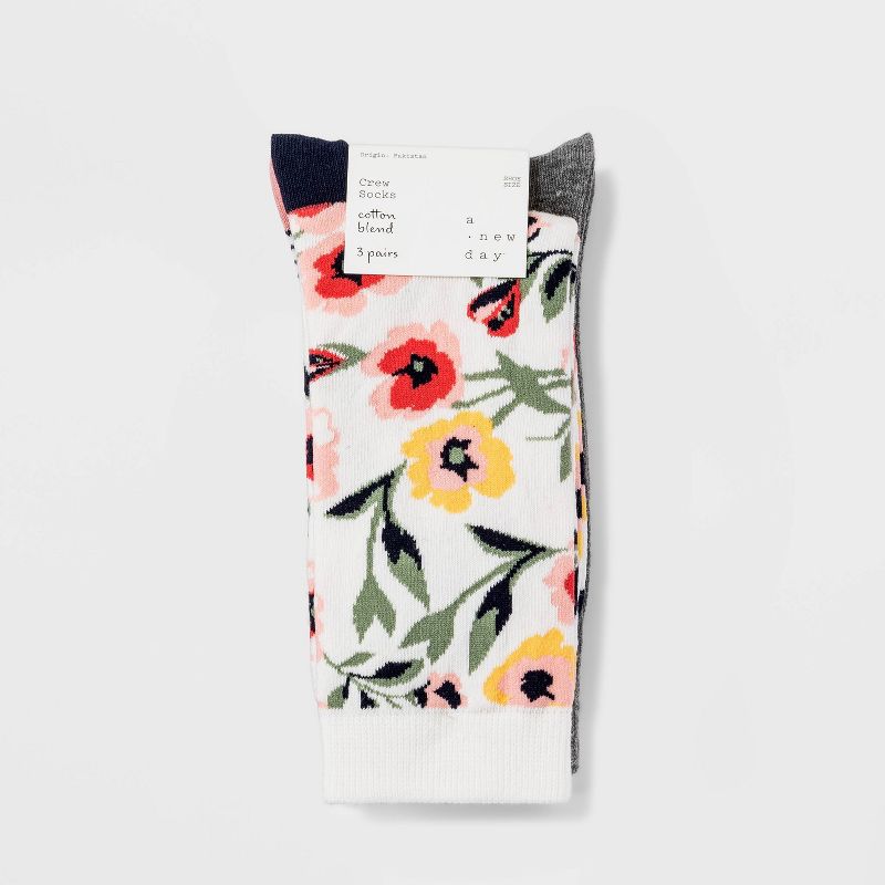 Women&#39;s Garden Floral Print 3pk Crew Socks - A New Day&#8482; Ivory/Gray 4-10, 2 of 3