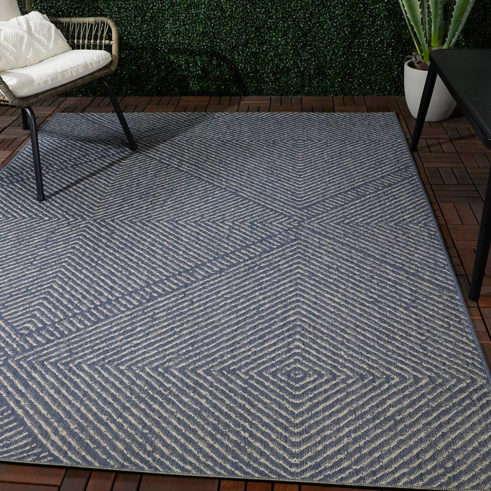  x 7' Large Diamond Indoor/Outdoor Rug
