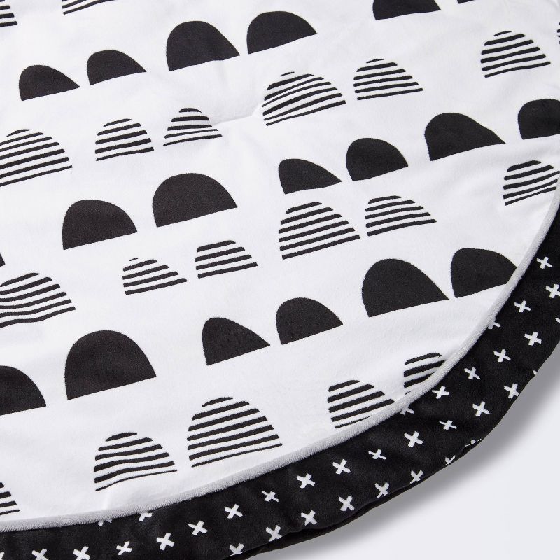 Round Activity Playmat Scallop - Cloud Island&#8482; Black/White, 5 of 7