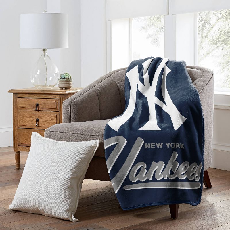 MLB New York Yankees 50 x 60 Raschel Throw Blanket, 2 of 4