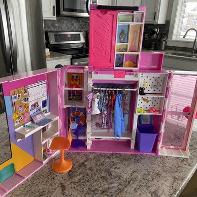  Barbie Dream Closet with Blonde Doll & 25+ Pieces, Toy Closet  Expands to 2+ ft Wide & Features 10+ Storage Areas, Full-Length Mirror,  Customizable Desk Space and Rotating Clothes Rack 