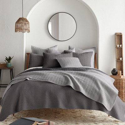 Charcoal Microfiber King Quilt Set with Luxurious Waffle Design