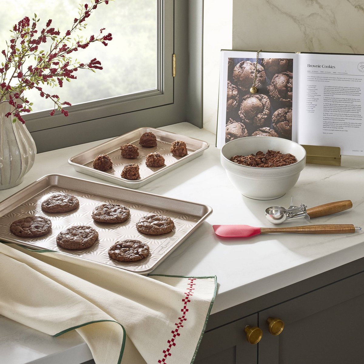 Набор для выпечки Hearth & Hand with Magnolia: лопатка, совок для печенья и полотенце — фото 2