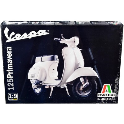 Skill 3 Model Kit Vespa 125 Primavera Scooter 1/9 Scale Model by Italeri
