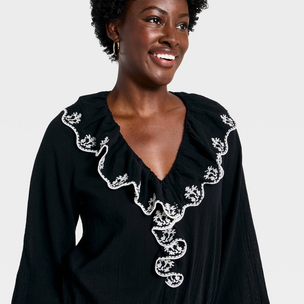 Blusa con mangas globo largas, volantes, bordados y escote en V para mujer - Universal Thread™ negro 4