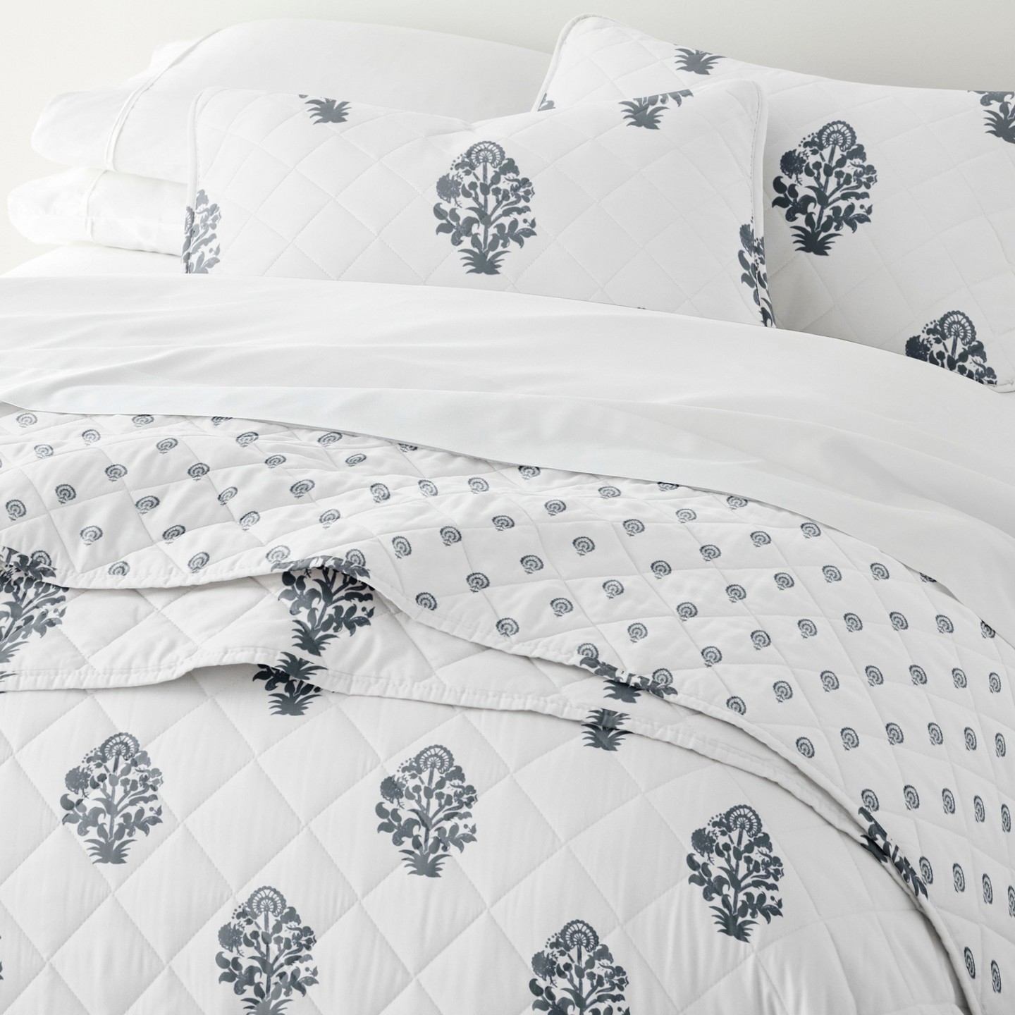 Комплект с покрывалом Becky Cameron Quilted Coverlet Set – Ultra-Soft Lightweight Bedding in Stamped Bloom Pattern, Stamped Bloom Dusk Blue, King/California King, цвет: Синий — фото 5
