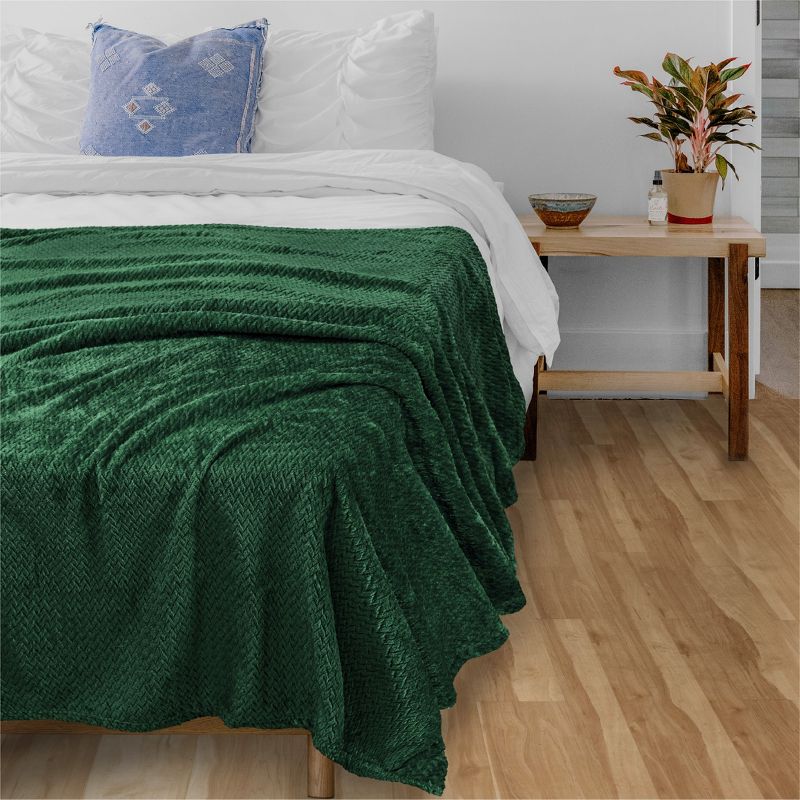 PAVILIA Lightweight Fleece Throw Blanket for Couch, Soft Warm Flannel Blankets for Bed, 5 of 7