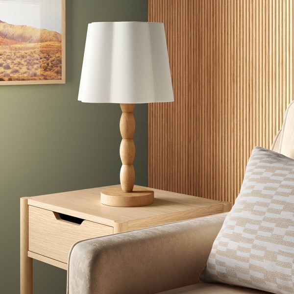 Lámpara de mesa de madera torneada con pantalla festoneada - Room Essentials™ 3