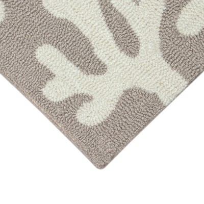 Hand-Tufted Coral Motif Indoor/Outdoor Round Rug in Silver