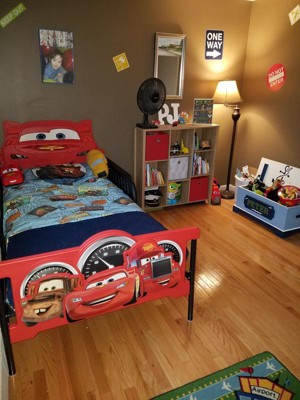 Disney/Pixar Cars Lightning McQueen Twin Bed by Delta Children 