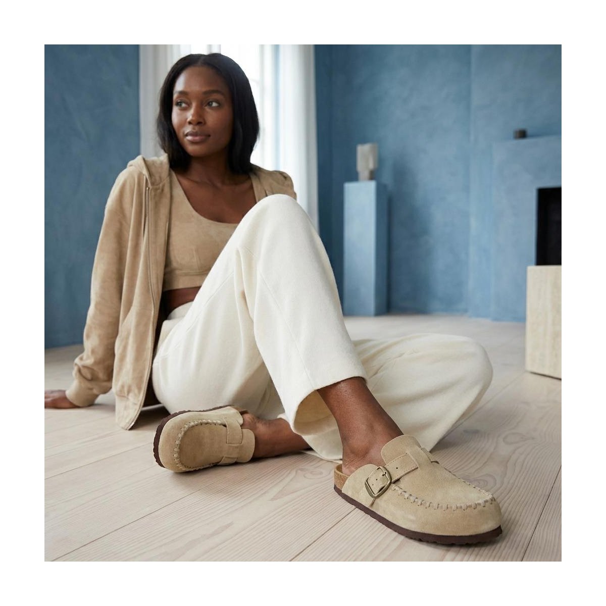 Женские сабо CUSHIONAIRE Canoe Genuine Suede Clogs for Women Footwear with Moc Toe Design –Casual Slip On Womens Shoes, Beige 8 — фото 8