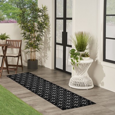 Black and Ivory Reversible Synthetic Runner Rug, 2'2" x 7'6"