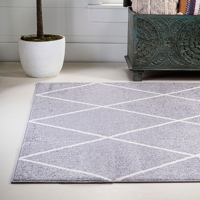 Gray and White Diamond Trellis 4' x 6' Reversible Area Rug