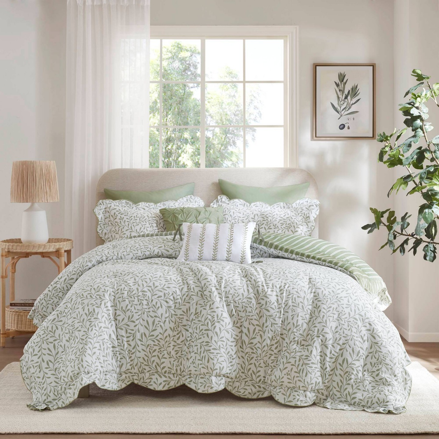 Комплект с одеялом Madison Park King 5pc Darcy Scalloped Edge Brushed Microfiber Reversible Comforter Set Sage Green, цвет: Шалфейный — фото 1