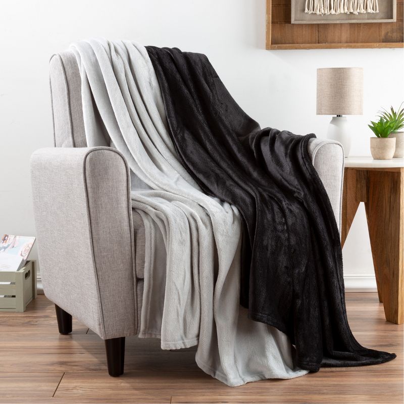 Hastings Home Set of 2 60" x 50" Fleece Plush Throw Blankets - Black & Gray, 3 of 4