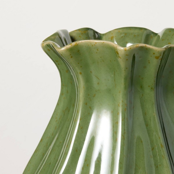 Jarrón de cerámica plisado verde 9" - Hearth & Hand™ with Magnolia 3