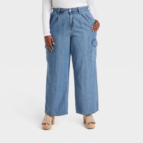 Woman's Light Wash High-rise wide-leg jeans with darts