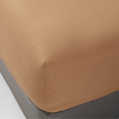 Queen 300 Thread Count Ultra Soft Fitted Sheet White - Threshold™