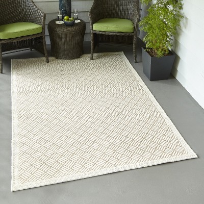 Tan Geometric Stain-Resistant Synthetic Indoor/Outdoor Rug 2' x 3'