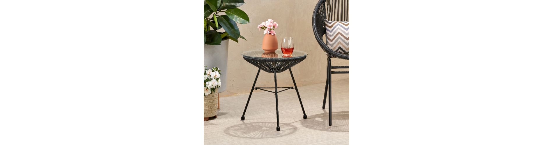 Lyngins Rattan Outdoor End Table with Tempered Glass Top, 17.75" Round Patio Side Table, Black Outdoor Accent Table