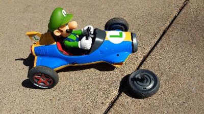 Ludendo - Voiture Carrera radiocommandée 1/18 Mario Kart Mach 8 Luigi -  Garages - Rue du Commerce