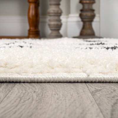 Cristo Berber-Inspired White & Black Geometric Shag Rug 4' x 6'