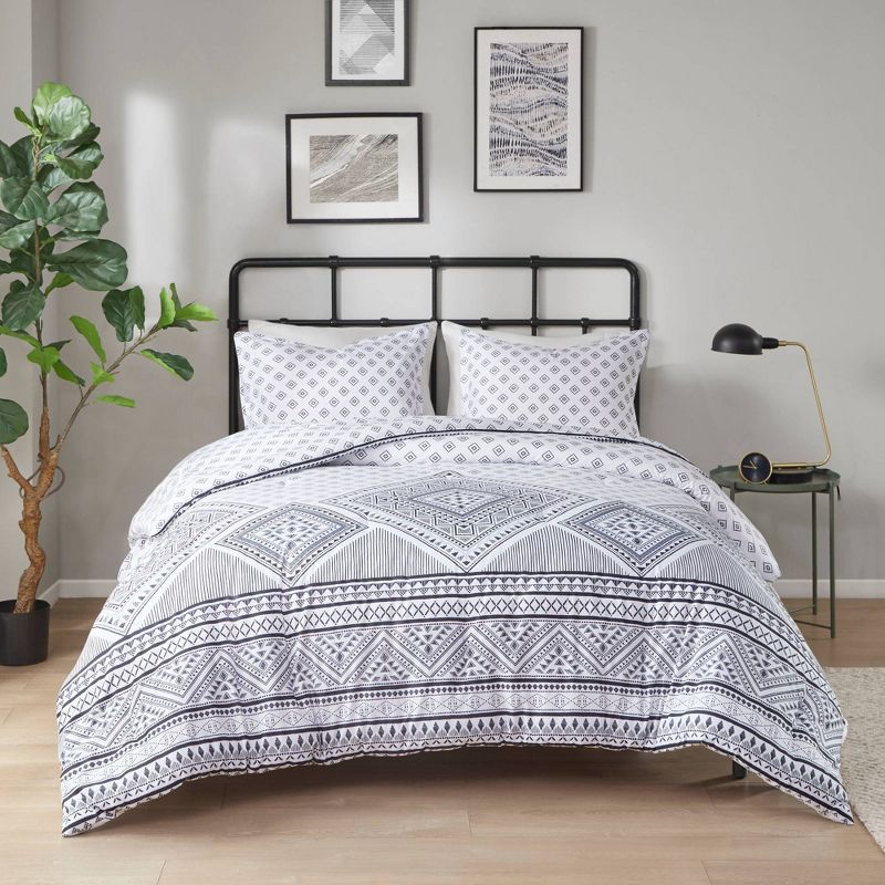 Intelligent Design Isla Reversible Comforter Set Black/White, 4 of 12