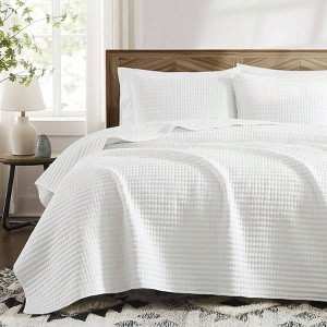 White Queen Size Lightweight Quilt Set with 2 Pillow Shams for All Seasons - 1 of 4