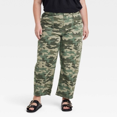 Women's Mid-Rise Barrel Leg Cargo Pants - Universal Thread™ Green Camo 18