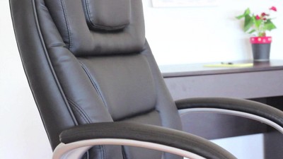 Ergonomic High-Back Swivel Executive Chair in Black LeatherPlus