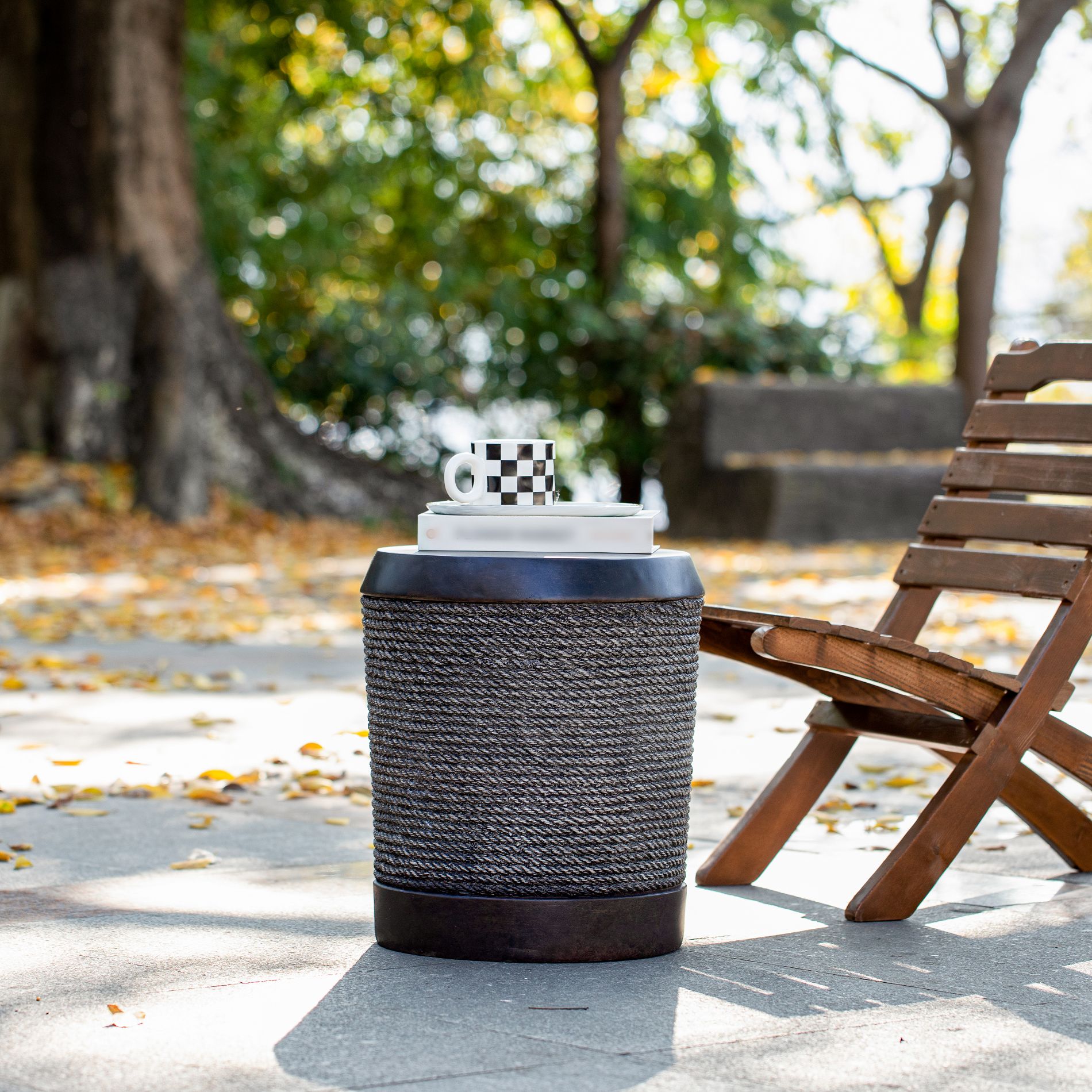 Round Patio End Table Indoor&Outdoor Side Table, Simulated Braided Cord Decorative Accent Table Cylindrical Garden Plant Stand, No Assembly-ModernLuxe