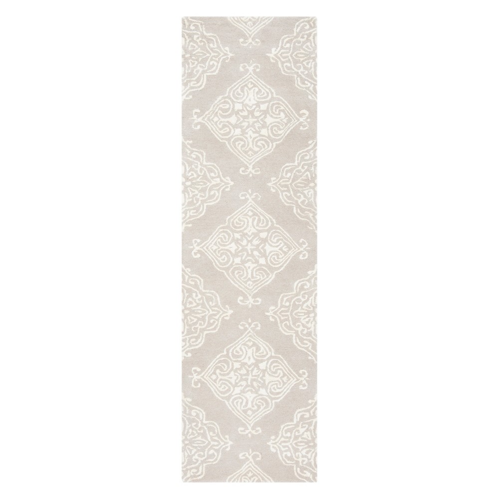  Medallion Tufted Runner Silver/Ivory